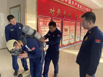 白银支队李渊慧支队长深入西区特勤站调研指导空气呼吸器实战应用测试及环境应急技术装备研发