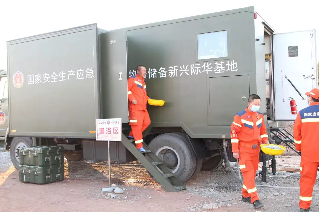 这辆军绿色淋浴车的专业名是防化洗消车,由新兴际华3523公司研制生产提供。是整合